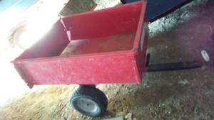 lot 872 image: Medium Tractor Yard Cart, Red