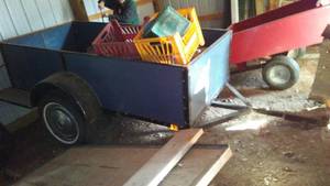lot 874 image: Small Tractor Yard Cart. Blue