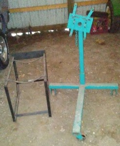 lot 820 image: Engine Repair stand and Barrel stand.