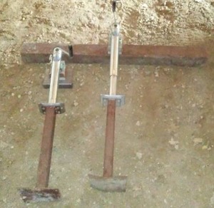 lot 824 image: Fulton Heavy Duty 2000 lbs Capacity Trailer Jacks (2).