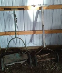 lot 843 image: Manual Push Lawn TrimmersMowers. (2).