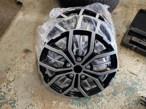 lot 12 image: Set of 4 hub caps
