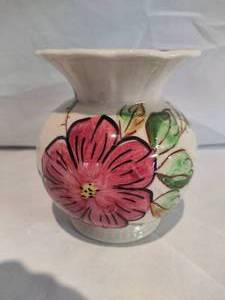 lot 16 image: Vintage SOUTHERN POTTERIES Hand Painted Blue Ridge Vase