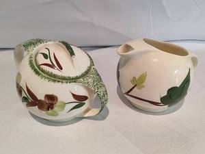 lot 15 image: Vintage SOUTHERN POTTERY Blue Ridge Hand Painted Creamer & Sugar Bowl