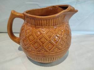 lot 19 image: USA Pottery Pitcher #186