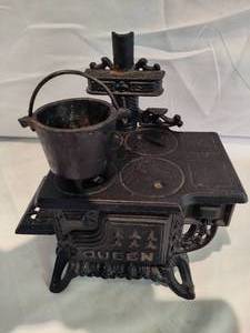 lot 27 image: Queen Cast Iron Miniature Stove Bank with 1 Pot