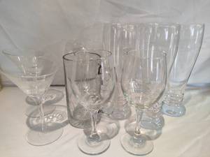 lot 39 image: Assorted Glass Barware