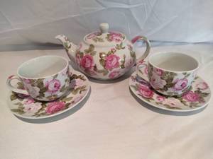 lot 33 image: CARDINAL INC Pink Rose Tea Set