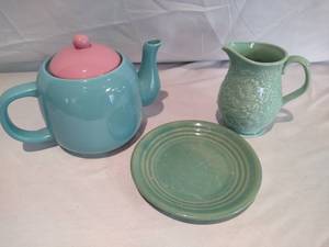 lot 43 image: Teal Tea Pot & Pottery