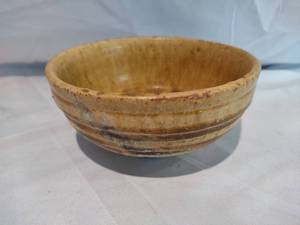lot 48 image: Vintage Yellow Pottery Bowl