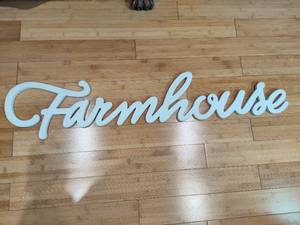 lot 75 image: Farmhouse Decor Sign