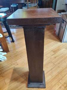 lot 81 image: Square Oak Pedestal