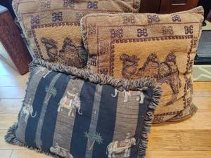 lot 88 image: Decorative Pillows