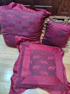lot 89 image: Decorative Pillows