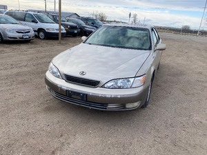 lot 18 image: 1999 Lexus ES 300