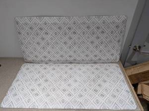 lot 40 image: SET OF 2 COMFORT GEL MATS