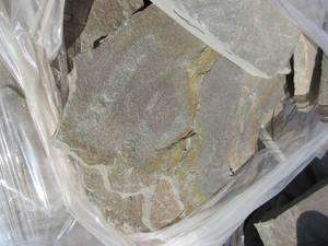 lot 46 image: PATTERNED NEW YORK BLUESTONE FLAGSTONE STEPPERS