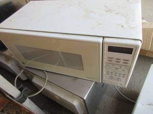 lot 185 image: MICROWAVE OVEN