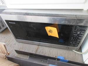 lot 186 image: MICROWAVE OVEN