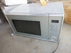 lot 187 image: MICROWAVE OVEN