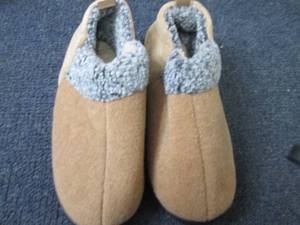 lot 84 image: Size 42-43 Slippers...