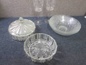 lot 148 image: Glass Bowls, Candy Dish , 9 Stemwar...
