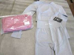 lot 231 image: 2 Ladies Small GymWolf Yoga Sets NW...