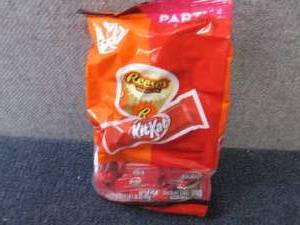 lot 457 image: 33.36 oz ReesesKitKats Miniatures...