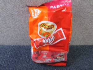 lot 458 image: 33.36 oz ReesesKitKats Miniatures...