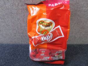 lot 459 image: 33.36 oz ReesesKitKats Miniatures