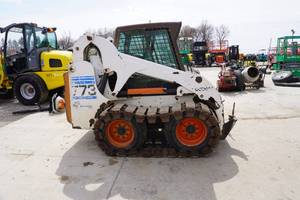 lot 7 image: Bobcat 773G Advantage Series Skid Loader Skid Steer With Loegering Over The Tires Track System