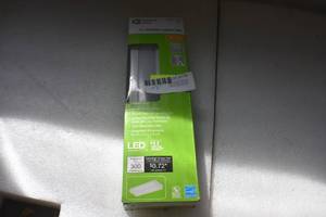 lot 58 image: 9 inch LED Under Cabinet Light