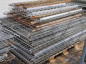 lot 563 image: Lot of (15) Pallet Racking Wire Grate Shelving - 73x46 with (11) Grates in various sizes