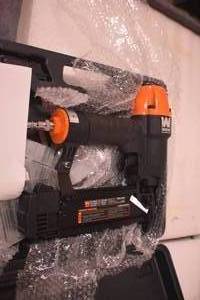 lot 21 image: WEN 61723K 18-Gauge 38-Inch to 2-Inch Brad Nailer with Carrying Case