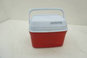 lot 23 image: Rubbermaid 6 pack cooler