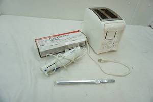 lot 29 image: toaster & electric knife