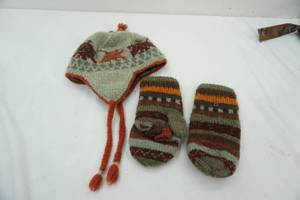 lot 33 image: Wool Hat & matching mittens