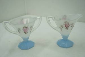 lot 57 image: Collectible Vintage sugar bowl & creamer set