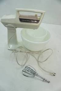 lot 59 image: Vintage Hamilton Beach Deluxe Mixer & Bowls