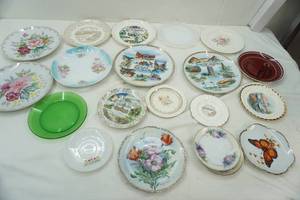 lot 74 image: Collectible decorative plates
