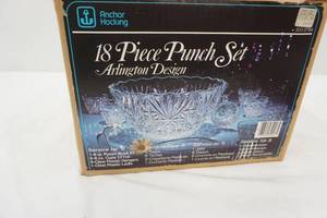 lot 77 image: Anchor Hocking 18 pc Punch Bowl Set