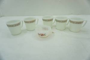 lot 91 image: Vintage Pyrex mugs & Fire King bowl