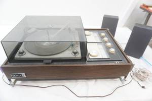 lot 132 image: Vintage Zenith Solid State AMFMRecord player & 2 Sony Speakers