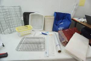 lot 178 image: Large Variety Lot oven racks