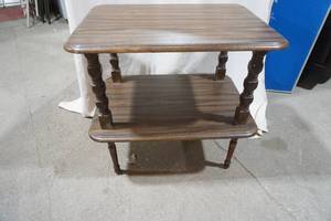 lot 209 image: Side table 20x 28x 28