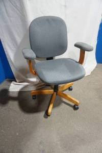 lot 220 image: adjustable office chair