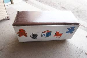 lot 228 image: Vintage Toy Chest