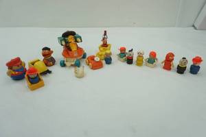 lot 232 image: Vintage Little people toys