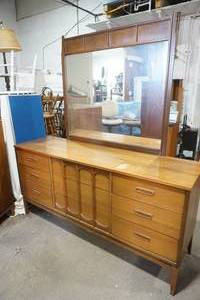 lot 242 image: vintage dresser with mirror, Chest of Drawers