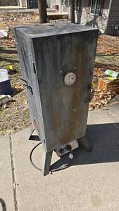 lot 52 image: The Great Outdoors 3600G Gas Smoker, Model 3600G, Serial 54A046282